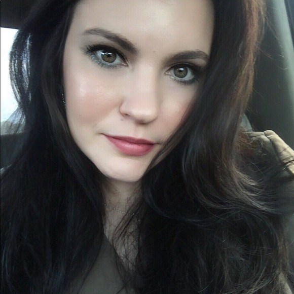 Meet your Level 2 Poshmark Ambass, Laney! Nice to meet y’all »LeT’s sHoP!« 🛒🛍️ - Picture 10 of 17